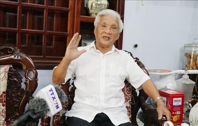 Nguyên Bí thư Tỉnh ủy Quảng Ngãi Phạm Đình Khối trao đổi về bài viết Thực hành tiết kiệm của Tổng Bí thư Tô Lâm. Ảnh: Phạm Cường-TTXVN