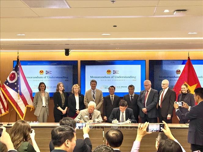 Vietnamese and US businesses sign MoUs. VNA/Photo by courtesy