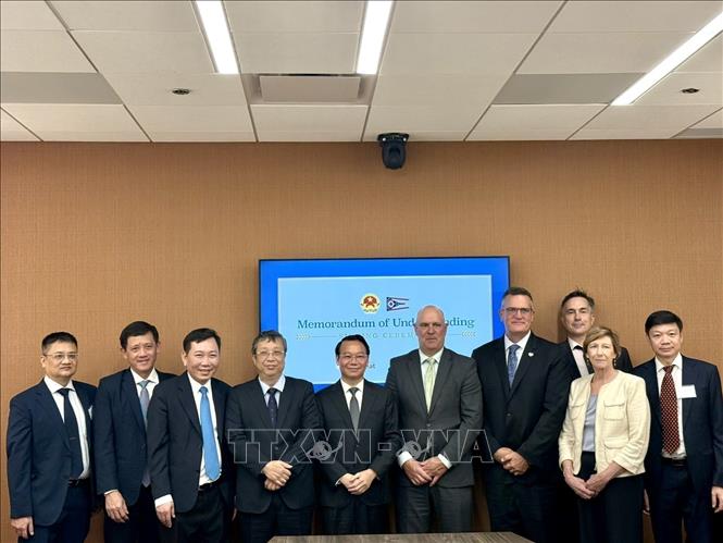 Vietnamese Minister of Agriculture and Environment Do Duc Duy (5th L) and Director of the Ohio Department of Agriculture Brian Baldridge (6th L) and other delegates attending their working session. VNA/Photo by courtesy