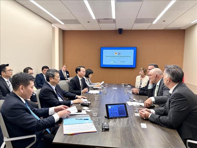 Vietnamese Minister of Agriculture and Environment Do Duc Duy has a working session with Director of the Ohio Department of Agriculture Brian Baldridge. VNA/Photo by courtesy