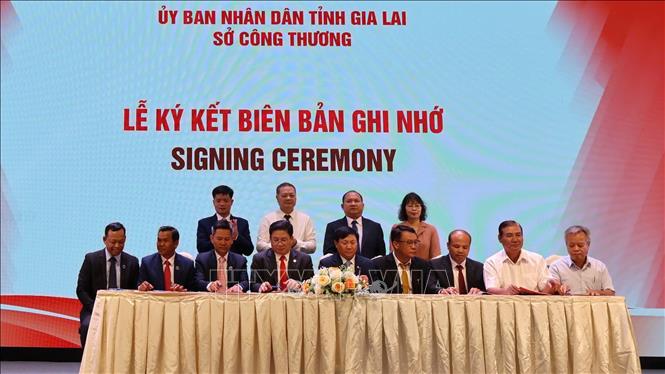Ký biên bản hợp tác phát triển vùng nguyên liệu sạch giữa Sở Công Thương các tỉnh Việt Nam, Lào và Campuchia. Ảnh: Hồng Điệp - TTXVN