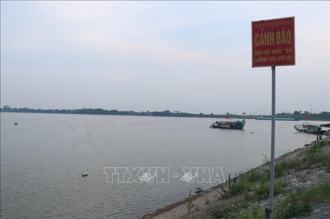 Biển cảnh báo nguy hiểm được dựng lên tại khu vực bến phà Yên Lệnh cũ. Ảnh: Mạnh Khánh-TTXVN