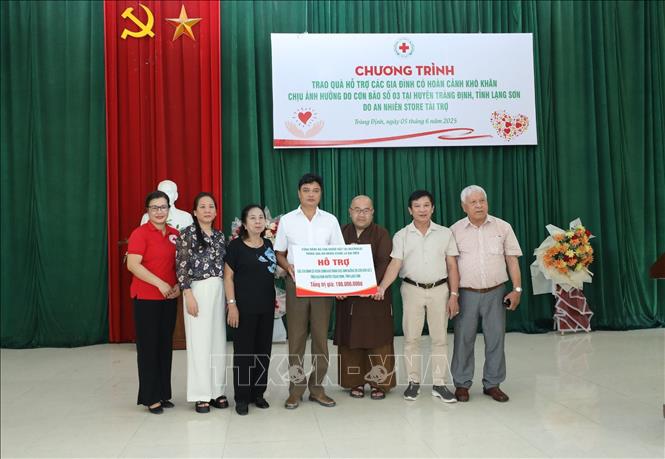 Cộng đồng người Việt tại Australia thông qua An Nhiên Store trao biển tượng trưng hỗ trợ cho các hộ có hoàn cảnh khó khăn tại xã Đề Thám (Tràng Định, Lạng Sơn). Ảnh: Anh Tuấn - TTXVN