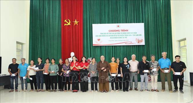Trao hỗ trợ cho các hộ có hoàn cảnh đặc biệt khó khăn do ảnh hưởng của cơn bão số 3 (Yagi) tại xã Đề Thám (Tràng Định, Lạng Sơn). Ảnh: Anh Tuấn - TTXVN