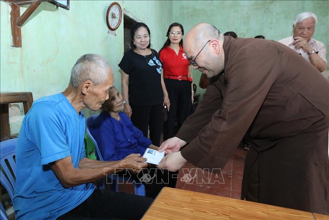 Trao hỗ trợ cho gia đình ông Nguyễn Xuân Giao tại thôn Kéo Lày, xã Đề Thám (Tràng Định, Lạng Sơn). Ảnh: Anh Tuấn - TTXVN