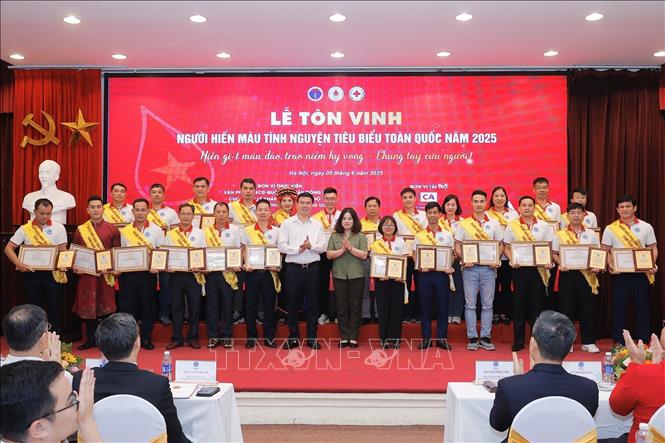 Ban tổ chức tôn vinh 100 đại biểu người hiến máu tiêu biểu năm 2025. Ảnh: Minh Quyết - TTXVN
