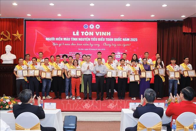 Ban tổ chức tôn vinh 100 đại biểu người hiến máu tiêu biểu năm 2025. Ảnh: Minh Quyết - TTXVN