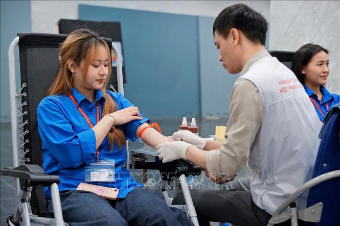 Tình nguyện viên tham gia hiến máu. Ảnh: Minh Quyết - TTXVN
