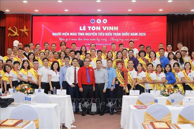 Ban tổ chức tôn vinh 100 đại biểu người hiến máu tiêu biểu năm 2025. Ảnh: Minh Quyết - TTXVN