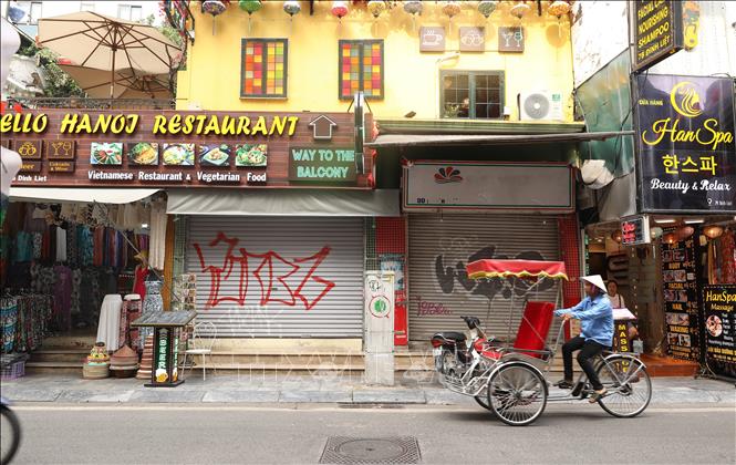 Nhiều cửa hàng trên phố Đinh Liệt đóng cửa, nghỉ bán. Ảnh: Thành Phương – TTXVN