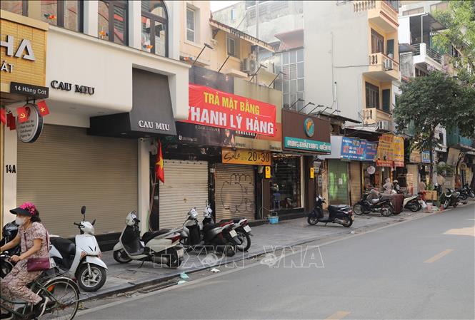 Phố Hàng Cót sầm uất nay cũng trong tình trạng đóng cửa im lìm, thanh lý để trả mặt bằng. Ảnh: Thành Phương – TTXVN