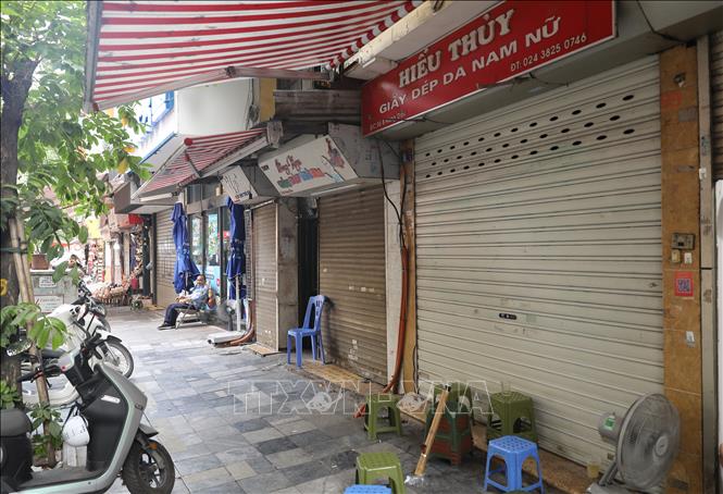 Nhiều cửa hàng trên phố Hàng Dầu đang trong tình trạng đóng cửa im lìm. Ảnh: Thành Phương – TTXVN