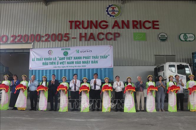 Các đại biểu thực hiện nghi thức cắt băng xuất khẩu lô gạo Việt xanh phát thải thấp đầu tiên vào thị trường Nhật Bản. Ảnh: Thu Hiền - TTXVN