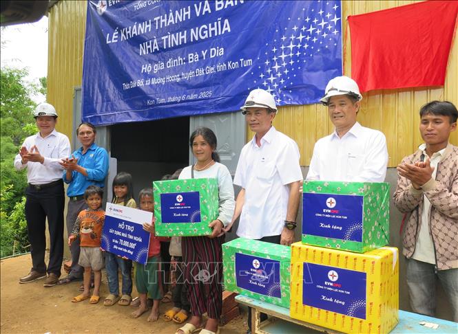 Công ty Điện lực Kon Tum trao nhà tình nghĩa cho gia đình bà Y Dai. Ảnh: Dư Toán – TTXVN