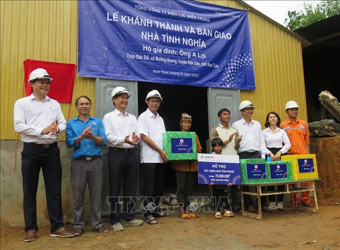 Công ty Điện lực Kon Tum trao nhà tình nghĩa cho gia đình ông A Lợi. Ảnh: Dư Toán – TTXVN