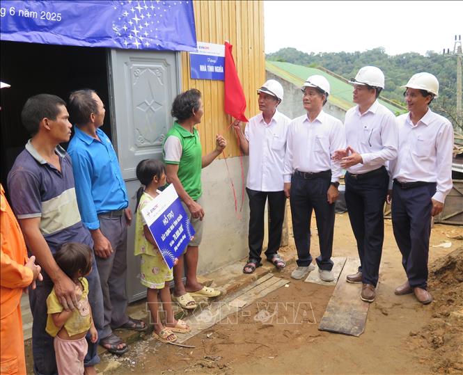Công ty Điện lực Kon Tum trao nhà tình nghĩa cho gia đình ông A Xanh. Ảnh: Dư Toán – TTXVN