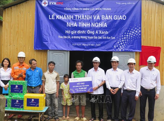 Công ty Điện lực Kon Tum trao nhà tình nghĩa cho gia đình ông A Xanh. Ảnh: Dư Toán – TTXVN