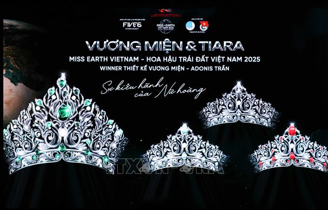 Ban Tổ chức giới thiệu vương miện đăng quang dành cho Top 4. Ảnh: Hoàng Ngọc – TTXVN 