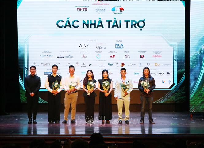 Ban Tổ chức ký kết cùng các nhà tài trợ. Ảnh: Hoàng Ngọc – TTXVN 