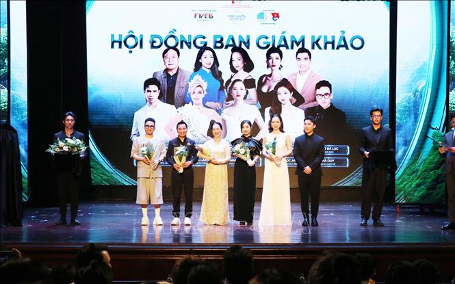 Ban Tổ chức giới thiệu Hội đồng Ban giám khảo. Ảnh: Hoàng Ngọc – TTXVN 