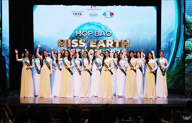 Giới thiệu 50 thí sinh lọt Top 50. Ảnh: Hoàng Ngọc – TTXVN 