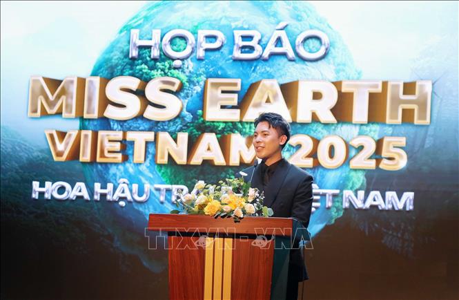 Ông Phạm Duy Khánh, Trưởng Ban tổ chức Miss Earth Vietnam 2025 phát biểu tại buổi họp báo. Ảnh: Hoàng Ngọc – TTXVN 