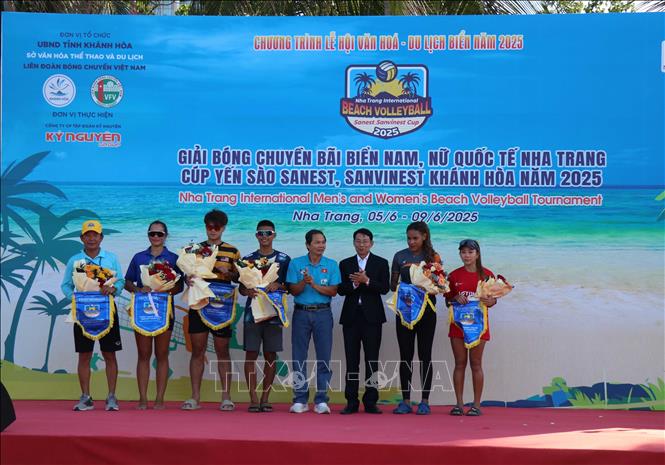 Ban tổ chức tặng hoa, cờ lưu niệm cho các đội tham gia giải. Ảnh: Đặng Tuấn - TTXVN