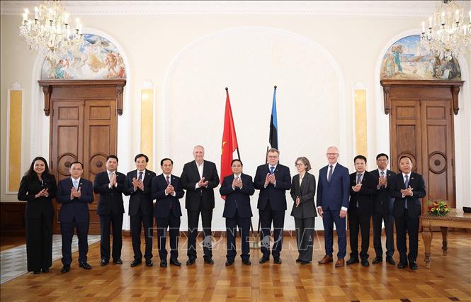 Thủ tướng Phạm Minh Chính và Chủ tịch Quốc hội Estonia Lauri Hussar cùng thành viên đoàn hai nước. Ảnh: Dương Giang-TTXVN
