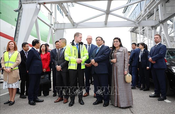 Lãnh đạo cảng Tallinna Sadam giới thiệu với Thủ tướng Phạm Minh Chính về công nghệ dừng tàu. Ảnh: Dương Giang-TTXVN 

