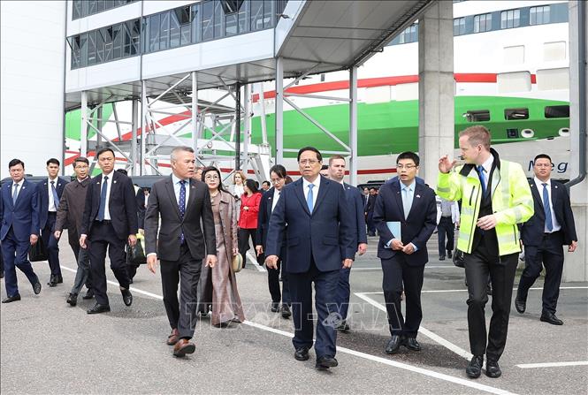 Thủ tướng Phạm Minh Chính và Phu nhân tham quan cảng Tallinna Sadam. Ảnh: Dương Giang-TTXVN