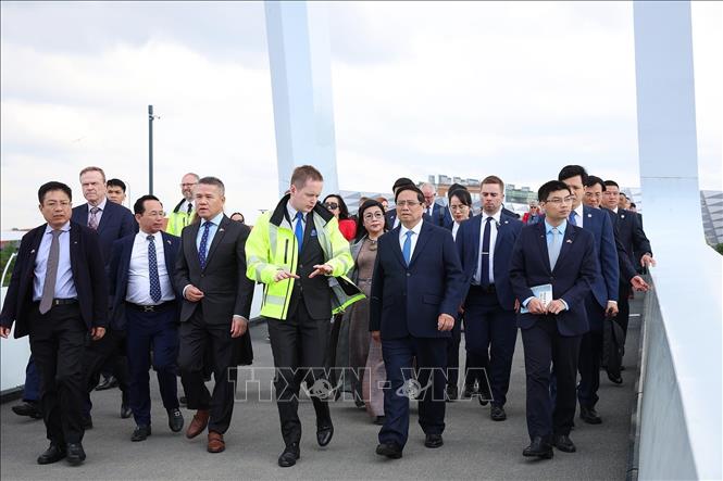 Thủ tướng Phạm Minh Chính và Phu nhân tham quan cảng Tallinna Sadam. Ảnh: Dương Giang-TTXVN
