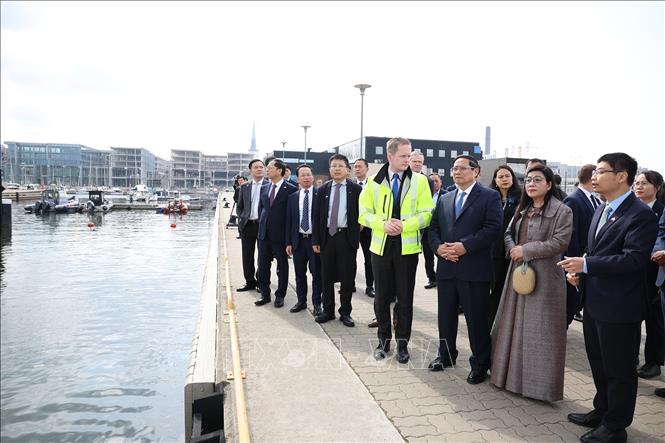 Thủ tướng Phạm Minh Chính và Phu nhân tham quan cảng Tallinna Sadam. Ảnh: Dương Giang-TTXVN
