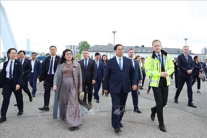 Prime Minister Pham Minh Chinh and his spouse visit Port of Tallinn. VNA Photo: Dương Giang