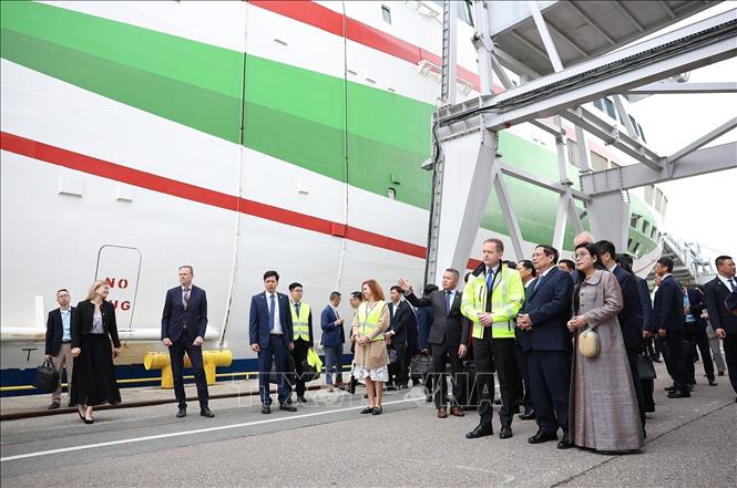 Prime Minister Pham Minh Chinh and his spouse visit Port of Tallinn. VNA Photo: Dương Giang