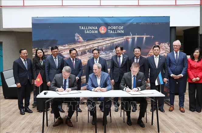 Prime Minister Pham Minh Chinh witnesses the signing of a memorandum of understanding on cooperation in transferring smart port operation technology between Vietnam Maritime Corporation and the Port of Tallinn. VNA Photo: Dương Giang