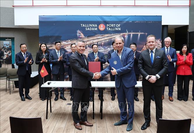 Prime Minister Pham Minh Chinh witnesses the signing of a memorandum of understanding on cooperation in transferring smart port operation technology between Vietnam Maritime Corporation and Port of Tallinn. VNA Photo: Dương Giang