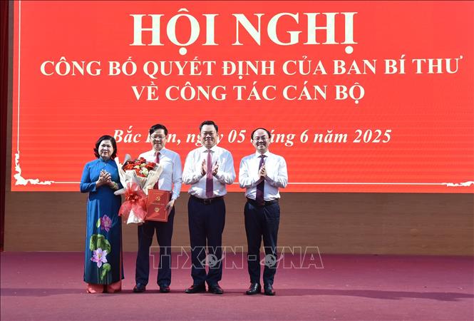 Thường trực Tỉnh ủy Bắc Kạn tặng hoa chúc mừng tân Phó Bí thư Tỉnh ủy Bắc Kạn Đinh Quang Tuyên. Ảnh: Nguyễn Công Hải - TTXVN