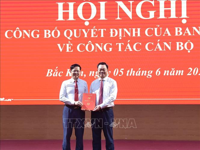 Ủy viên Trung ương Đảng, Bí thư Tỉnh ủy Bắc Kạn Hoàng Duy Chinh trao Quyết định của Ban Bí thư cho đồng chí Đinh Quang Tuyên. Ảnh: Nguyễn Công Hải - TTXVN