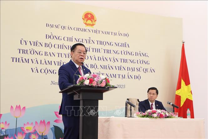Đồng chí Nguyễn Trọng Nghĩa phát biểu tại cuọc gặp cán bộ, nhân viên ngoại giao và cộng đồng người Việt tại Ấn Độ. Ảnh: Ngọc Thúy- p/v TTXVN tại Ấn Độ