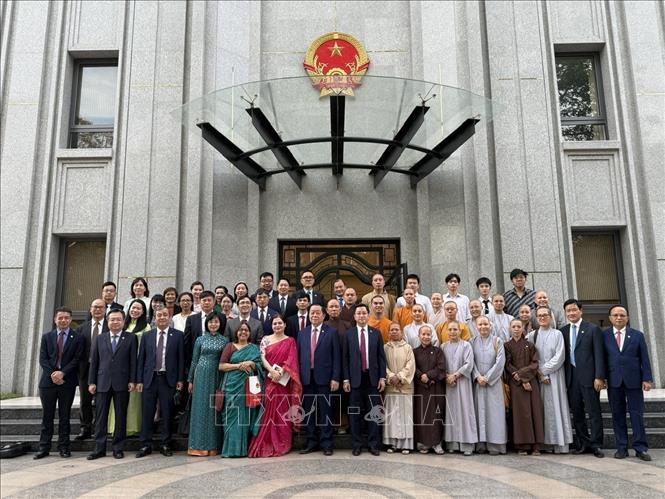 Đoàn đại biểu do đồng chí Nguyễn Trọng Nghĩa dẫn đầu chụp ảnh kỷ niệm với cán bộ, nhân viên Đại sứ quán và đại diện cộng đồng người Việt Nam tại Ấn Độ. Ảnh: Ngọc Thúy- p/v TTXVN tại Ấn Độ