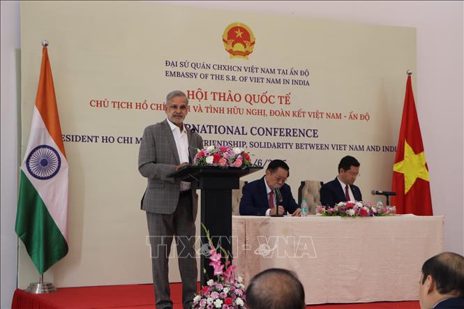 Giáo sư Chintamani Mahapatra, nguyên Hiệu trưởng Đại học Jawaharlal Nehru (JNU) trình bày tham luận tại Hội thảo quốc tế “Chủ tịch Hồ Chí Minh và tình hữu nghị, đoàn kết Việt Nam - Ấn Độ”. Ảnh: Ngọc Thúy- p/v TTXVN tại Ấn Độ