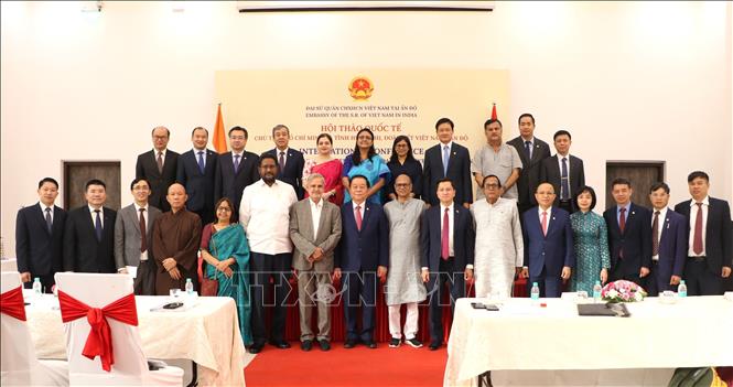 Đồng chí Nguyễn Trọng Nghĩa chụp ảnh lưu niệm với các chuyên gia, học giả tại hội thảo quốc tế “Chủ tịch Hồ Chí Minh và tình hữu nghị, đoàn kết Việt Nam - Ấn Độ”. Ảnh: Ngọc Thúy- p/v TTXVN tại Ấn Độ