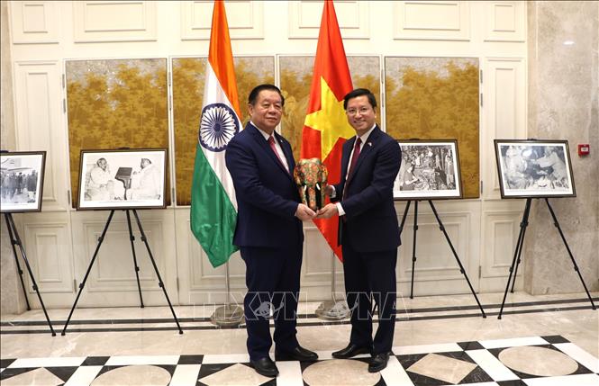 Đại sứ Nguyễn Thanh Hải tặng quà lưu niệm cho đồng chí Nguyễn Trọng Nghĩa. Ảnh: Quang Trung - p/v TTXVN tại Ấn Độ