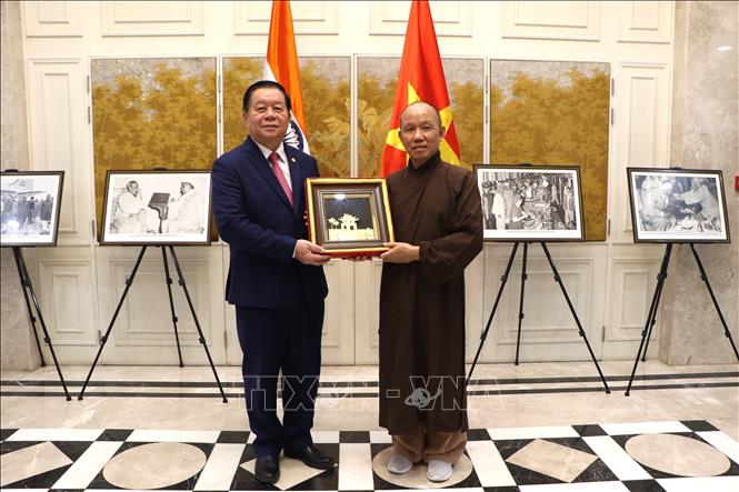 Đồng chí Nguyễn Trọng Nghĩa tặng quà lưu niệm cho đại diện cộng đồng người Việt Nam tại Ấn Độ. Ảnh: Quang Trung - p/v TTXVN tại Ấn Độ
