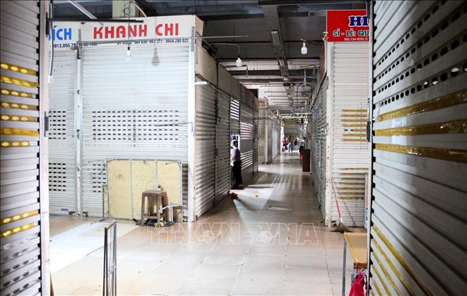  Nhiều ki-ốt tại chợ Vinh cửa đóng then cài im lìm. Ảnh: Bích Huệ - TTXVN