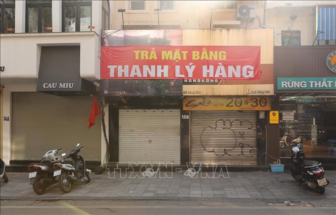  Thanh lý để trả mặt bằng là biển hiệu xuất hiện trên nhiều tuyến phố tại Hà Nội. Ảnh: Thành Phương - TTXVN