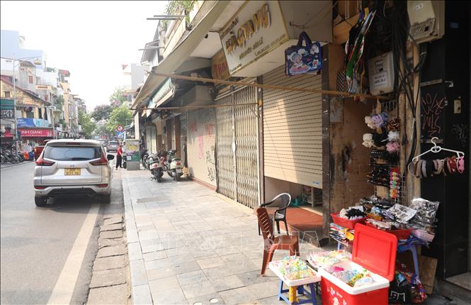 Nhiều cửa hàng trên phố Hàng Đường, Hà Nội trong tình trạng đóng cửa im lìm, thanh lý để trả mặt bằng. Ảnh: Thành Phương – TTXVN