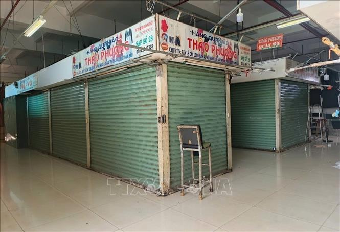 Hàng loạt tiểu thương kinh doanh các mặt hàng quần, áo, giày, dép, túi xách… ở khu chợ trung tâm thành phố Buôn Ma Thuột đóng cửa bất thường. Ảnh: Tuấn Anh - TTXVN