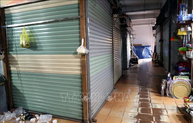 Các ki ốt kinh doanh tại chợ Đồng Hới đóng cửa ảnh hưởng đến nhu cầu mua sắm của người dân, du khách. Ảnh: Tá Chuyên - TTXVN