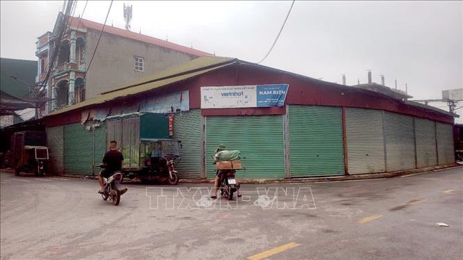 Hàng loạt cửa hàng dọc chợ Thổ Tang, Vĩnh Phúc cửa đóng then cài. Ảnh: Hoàng Hùng - TTXVN